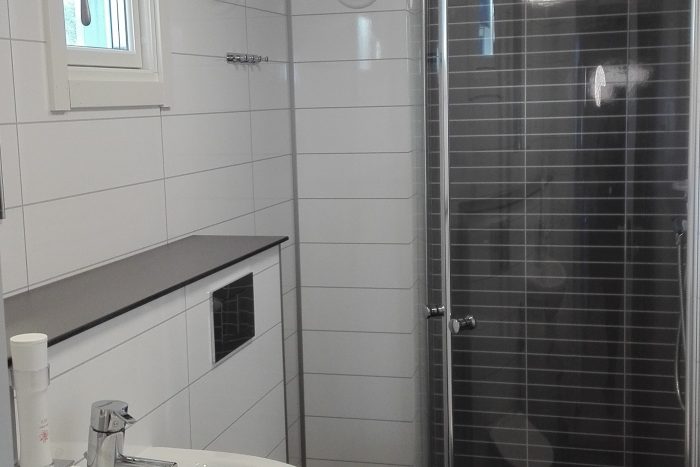 Helkaklat modernt badrum 